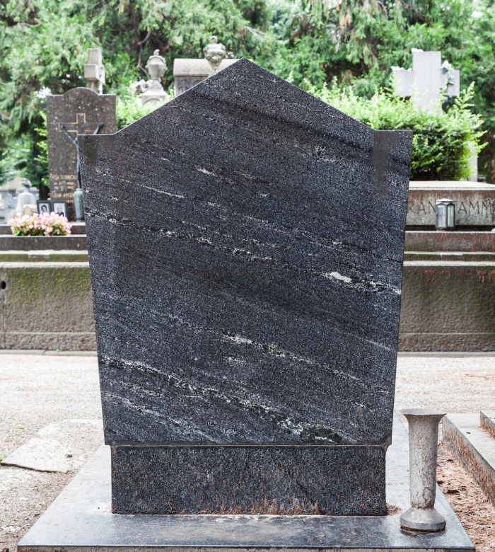 Monument funéraire en granit noir dans un cimetière
